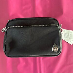 Everywhere Crossbody Bag 2L Metal Hardware - Black